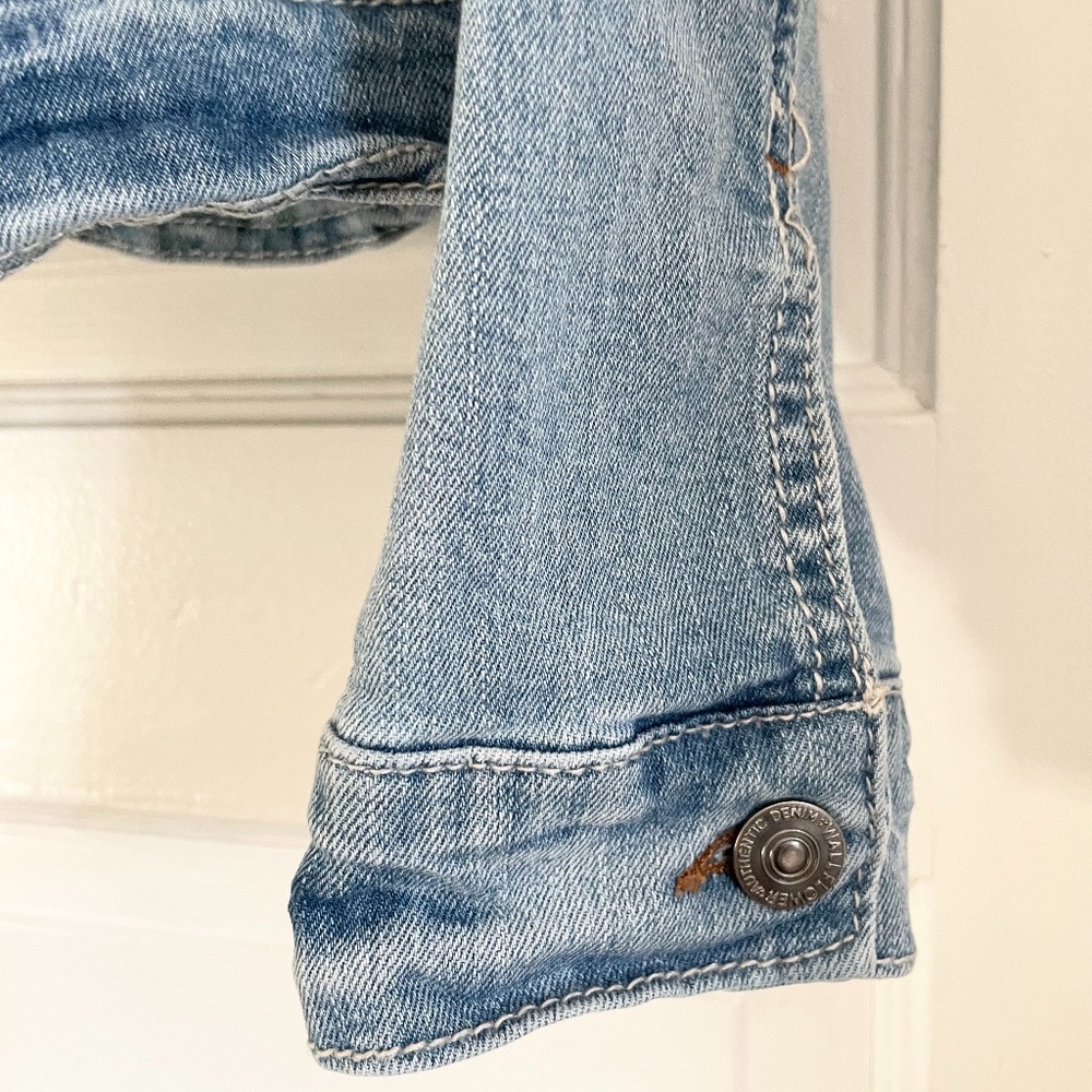 Distressed blue jean denim jacket - Picture 6 of 7